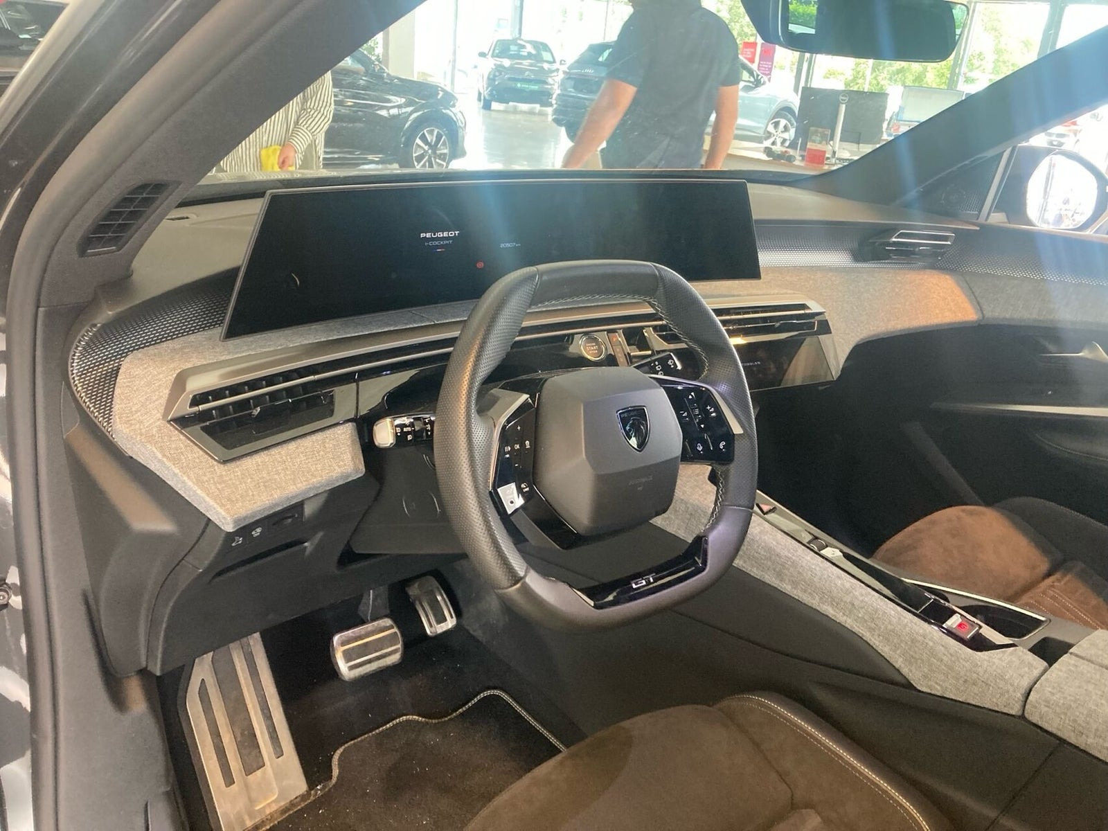 Grå Peugeot e-5008 fra 2025
