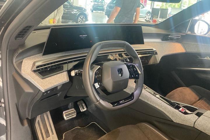 Grå Peugeot e-5008 fra 2025