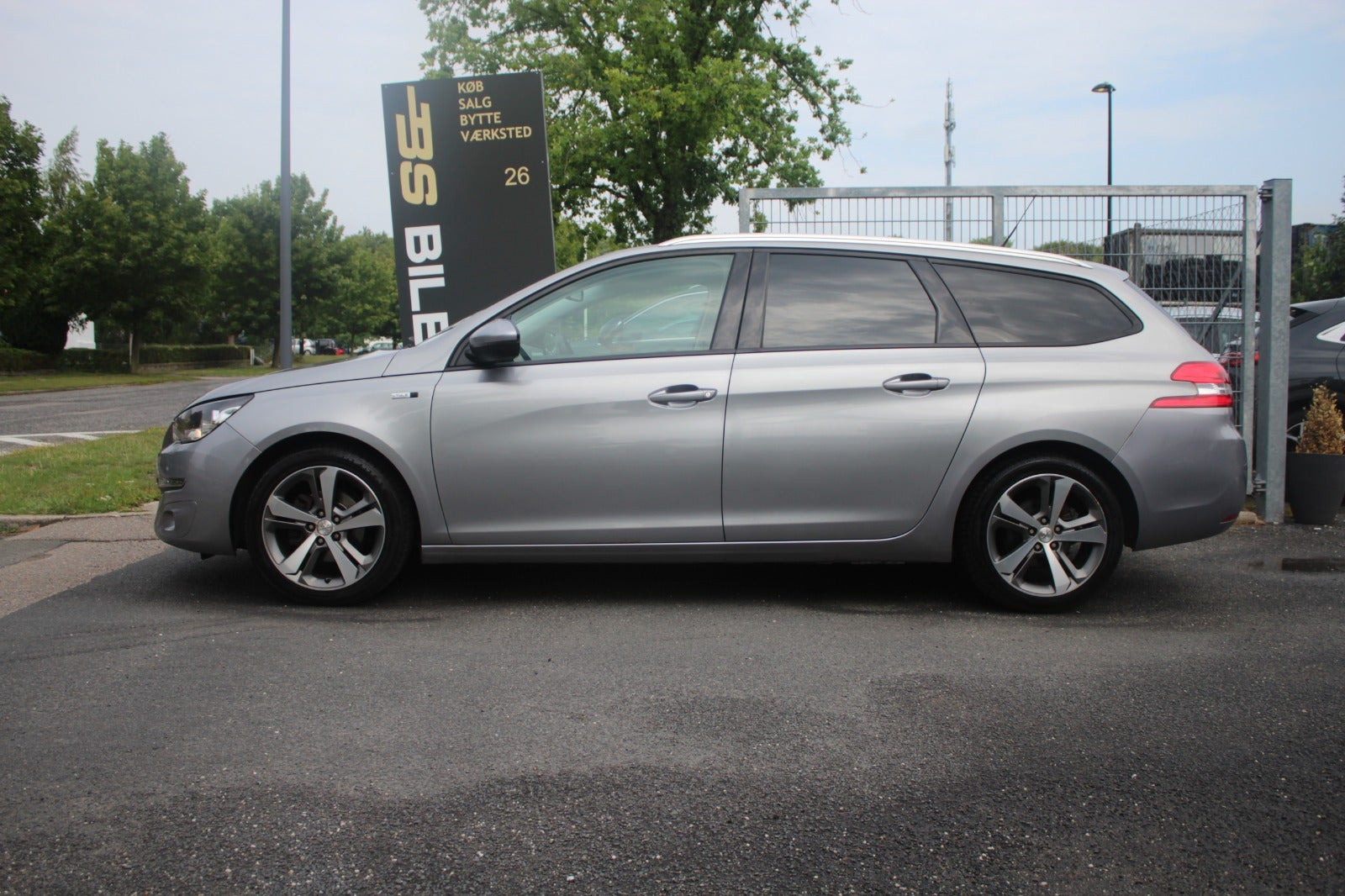 Sølv Peugeot 308 fra 2016