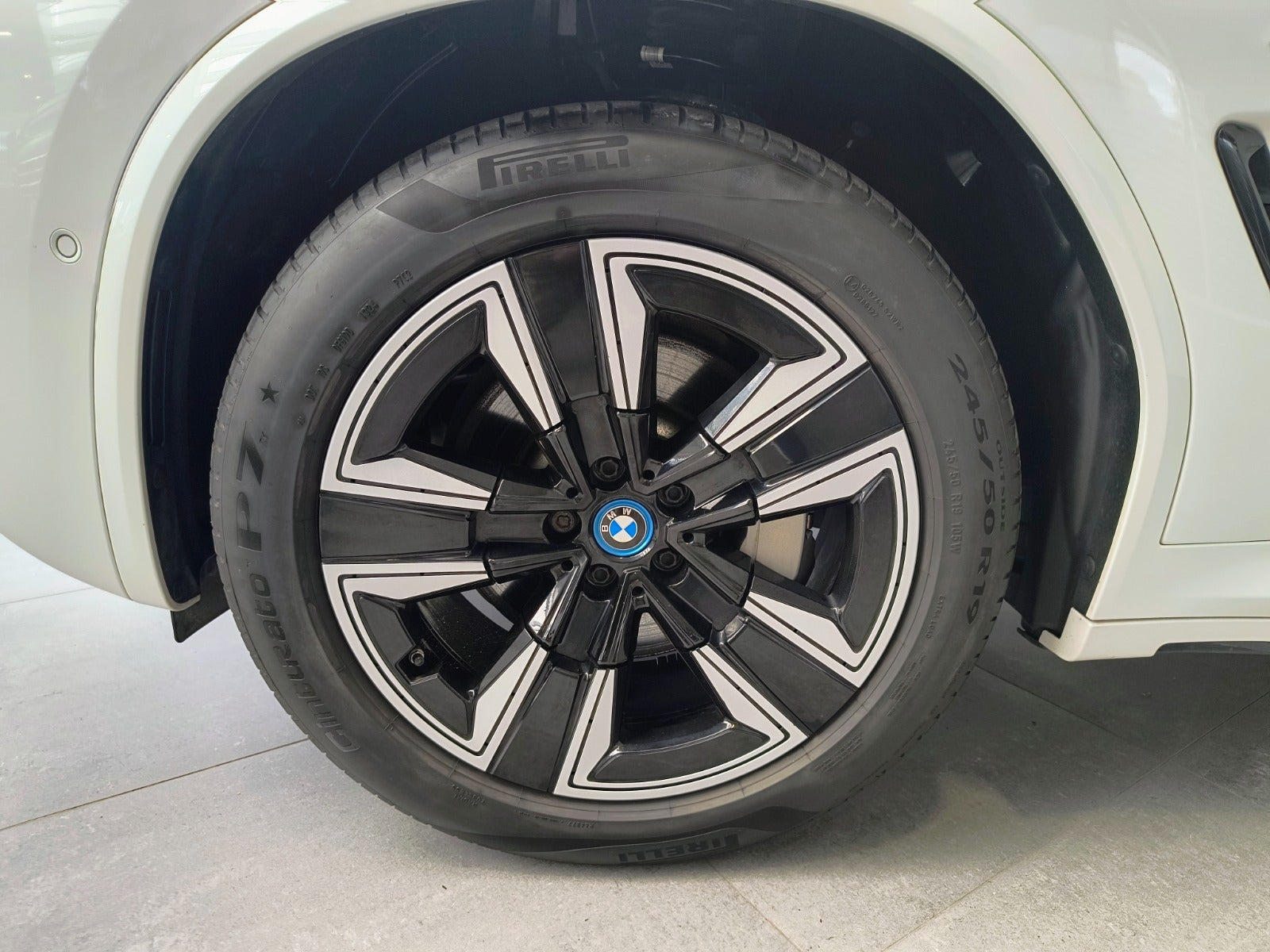 Hvid BMW iX3 fra 2022