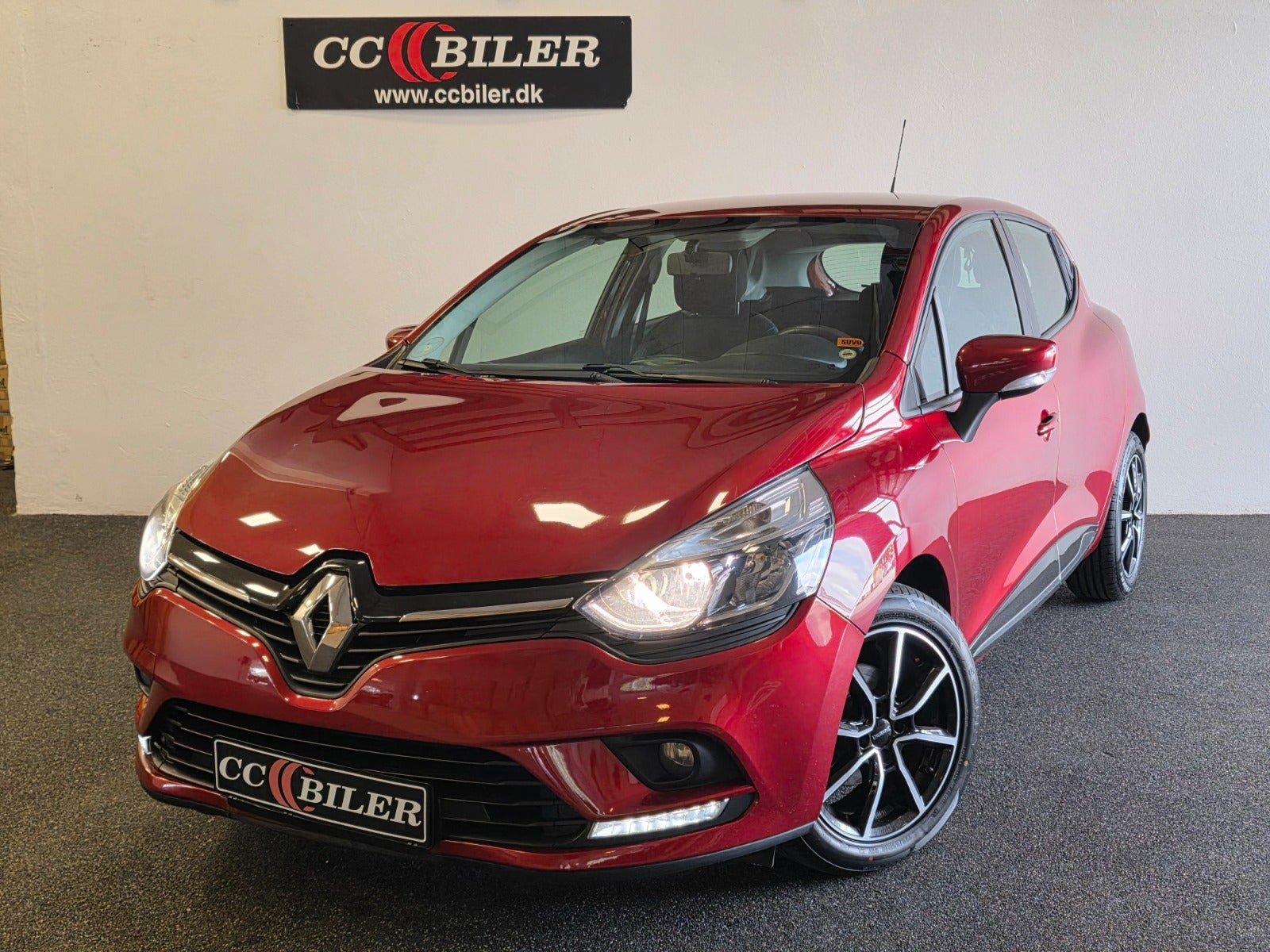Rød Renault Clio IV fra 2018 set udefra