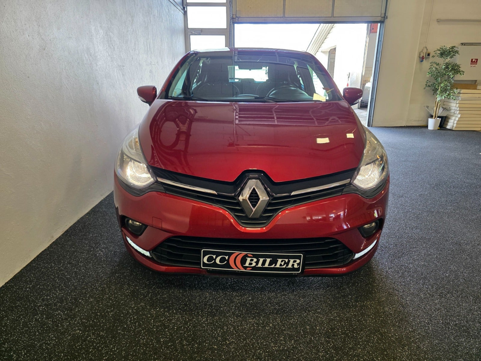 Rød Renault Clio IV fra 2018