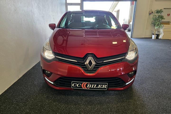 Rød Renault Clio IV fra 2018