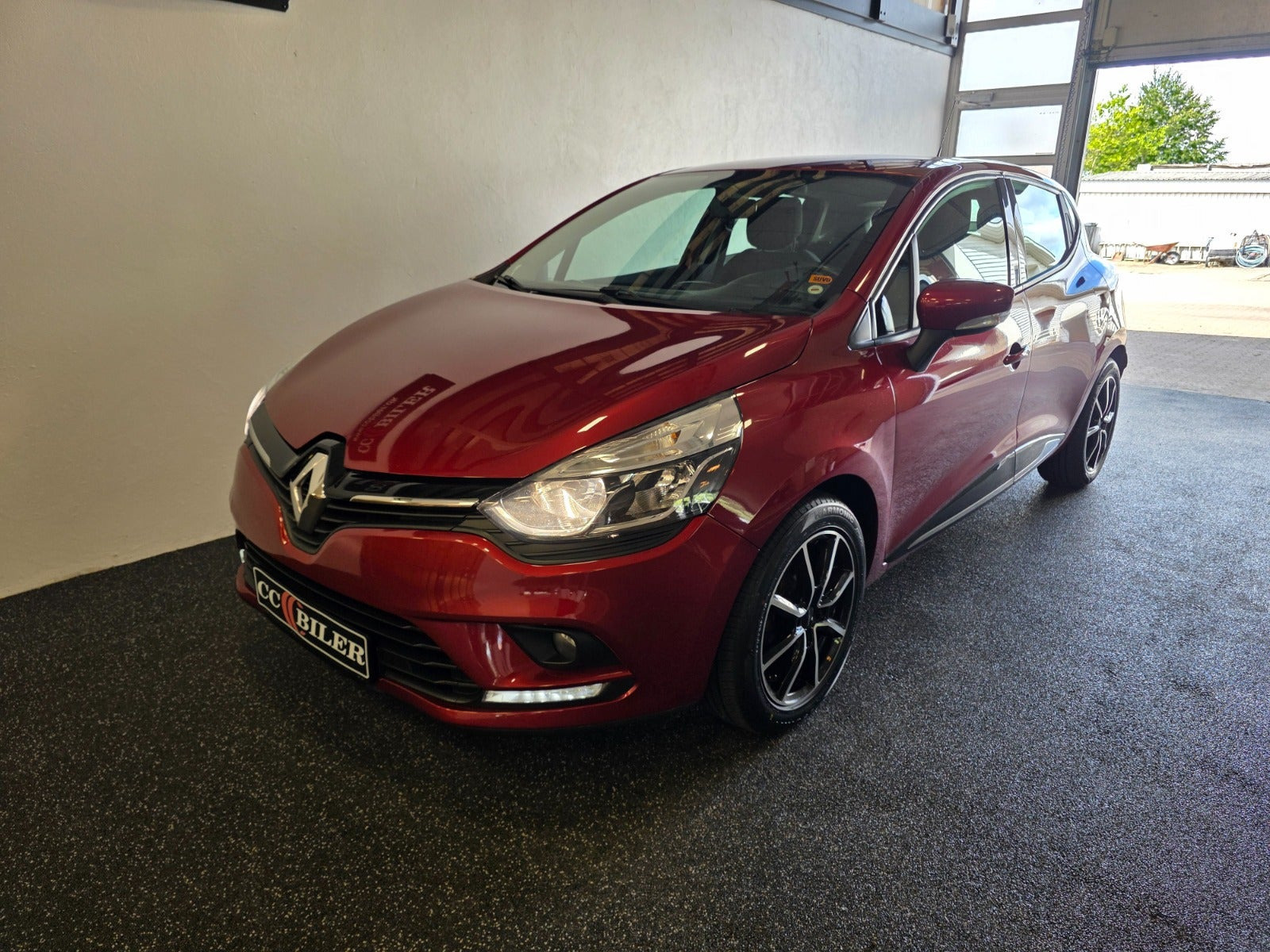 Rød Renault Clio IV fra 2018