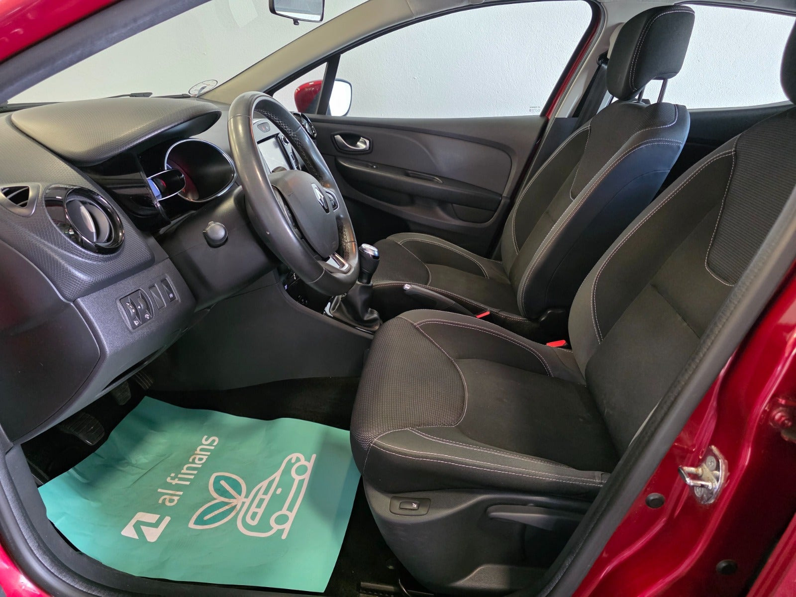 Rød Renault Clio IV fra 2018