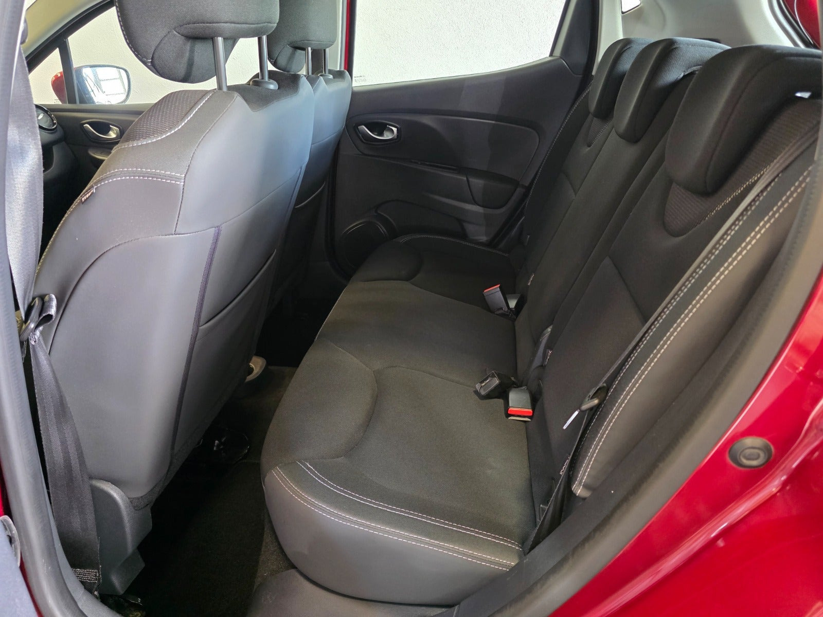 Rød Renault Clio IV fra 2018