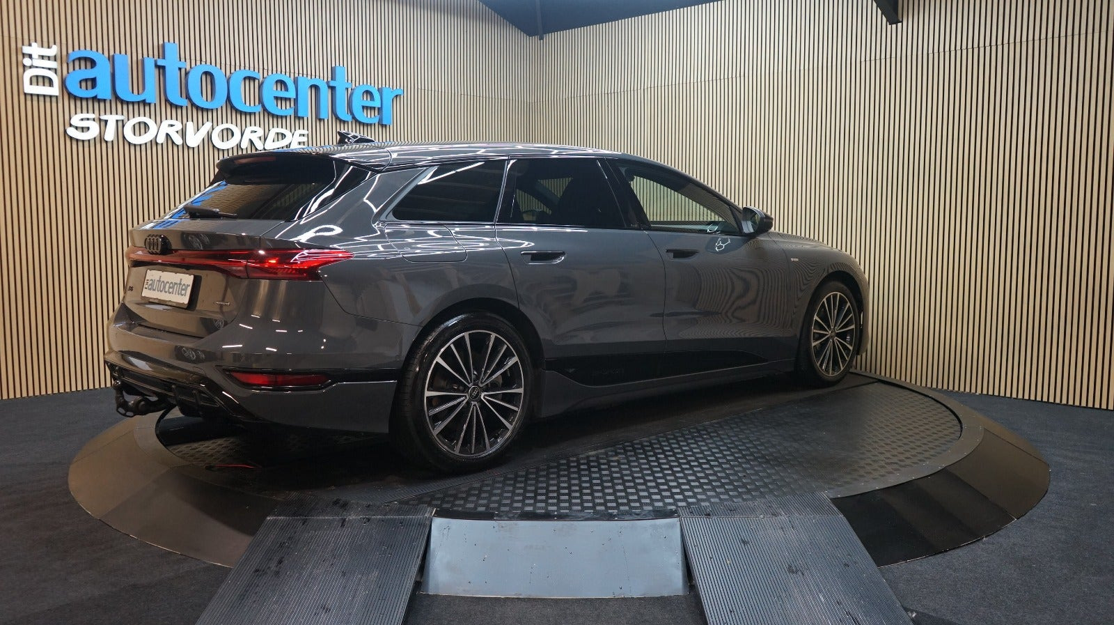 Grå Audi A6 e-tron fra 2025