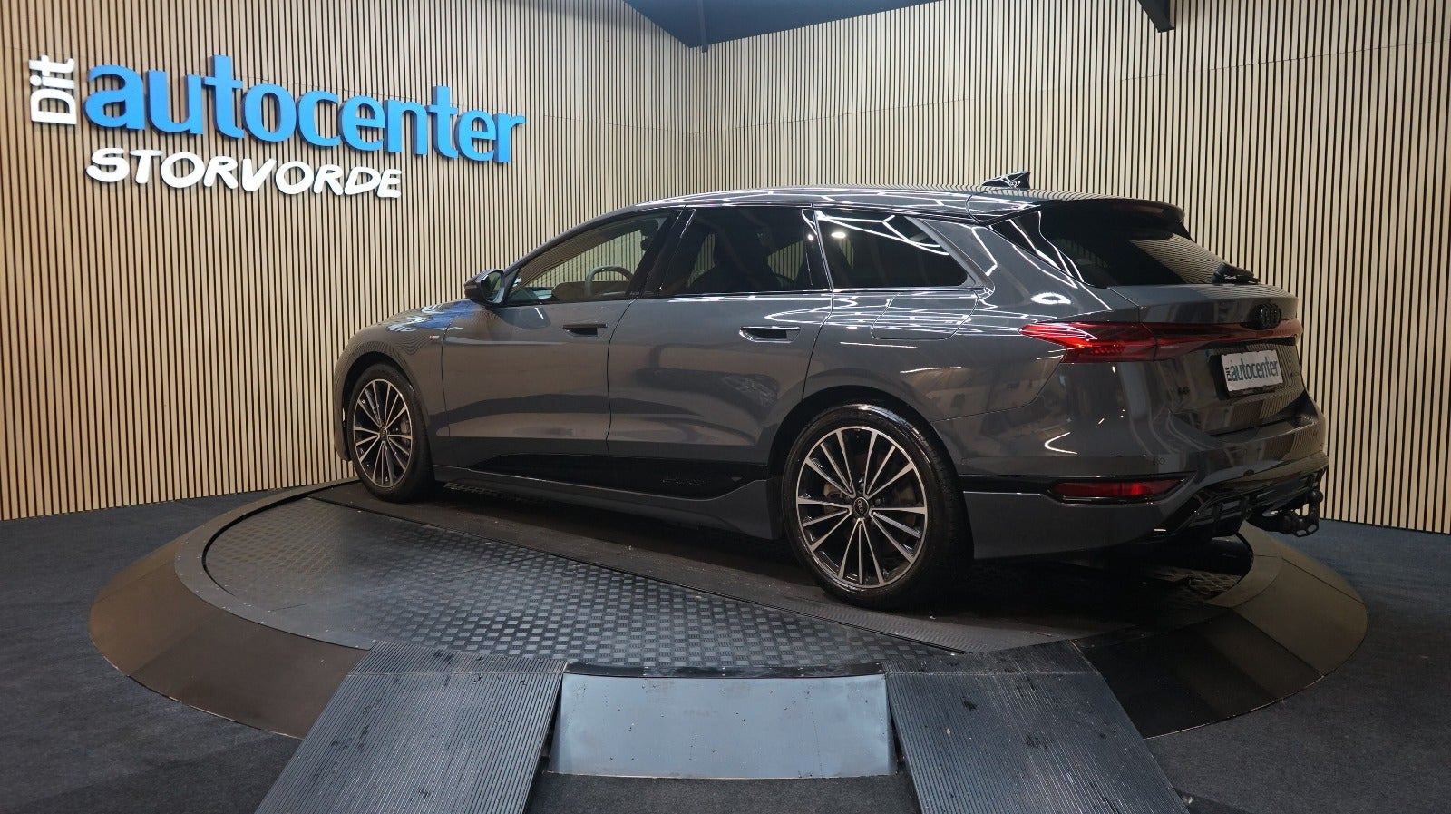 Grå Audi A6 e-tron fra 2025