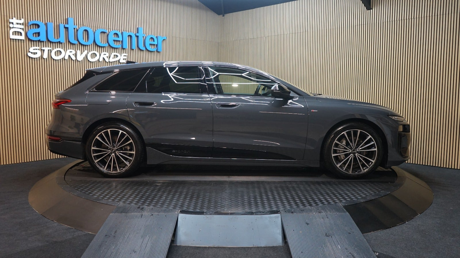 Grå Audi A6 e-tron fra 2025