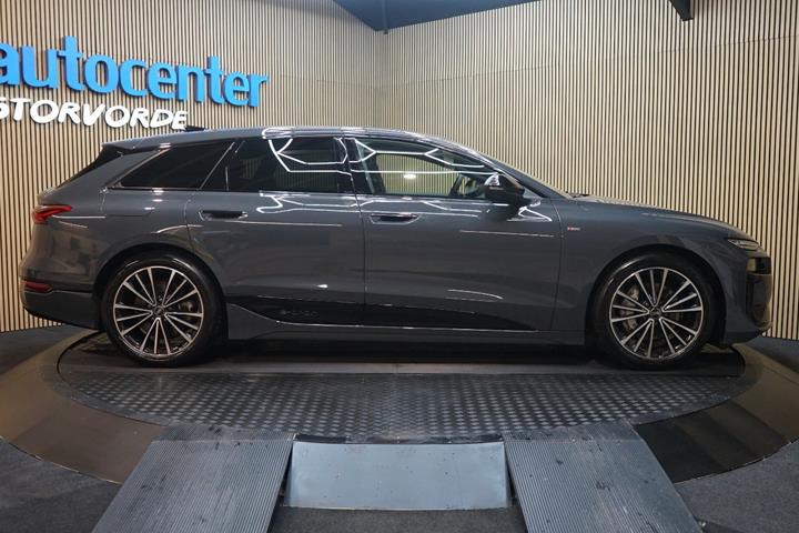 Grå Audi A6 e-tron fra 2025