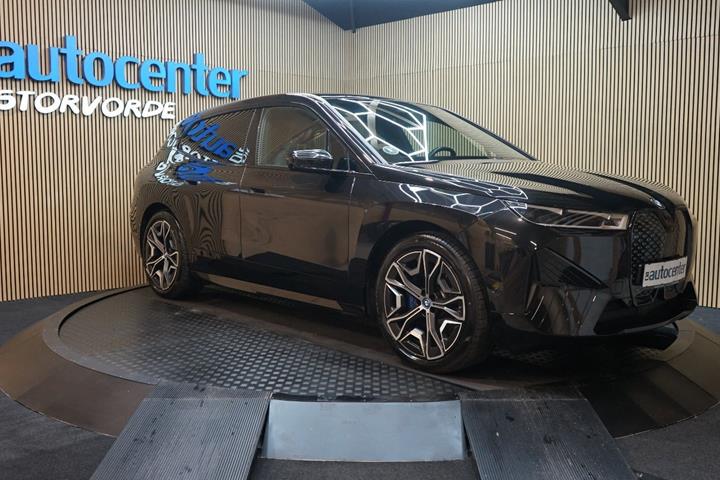 Sort BMW iX fra 2022 set udefra