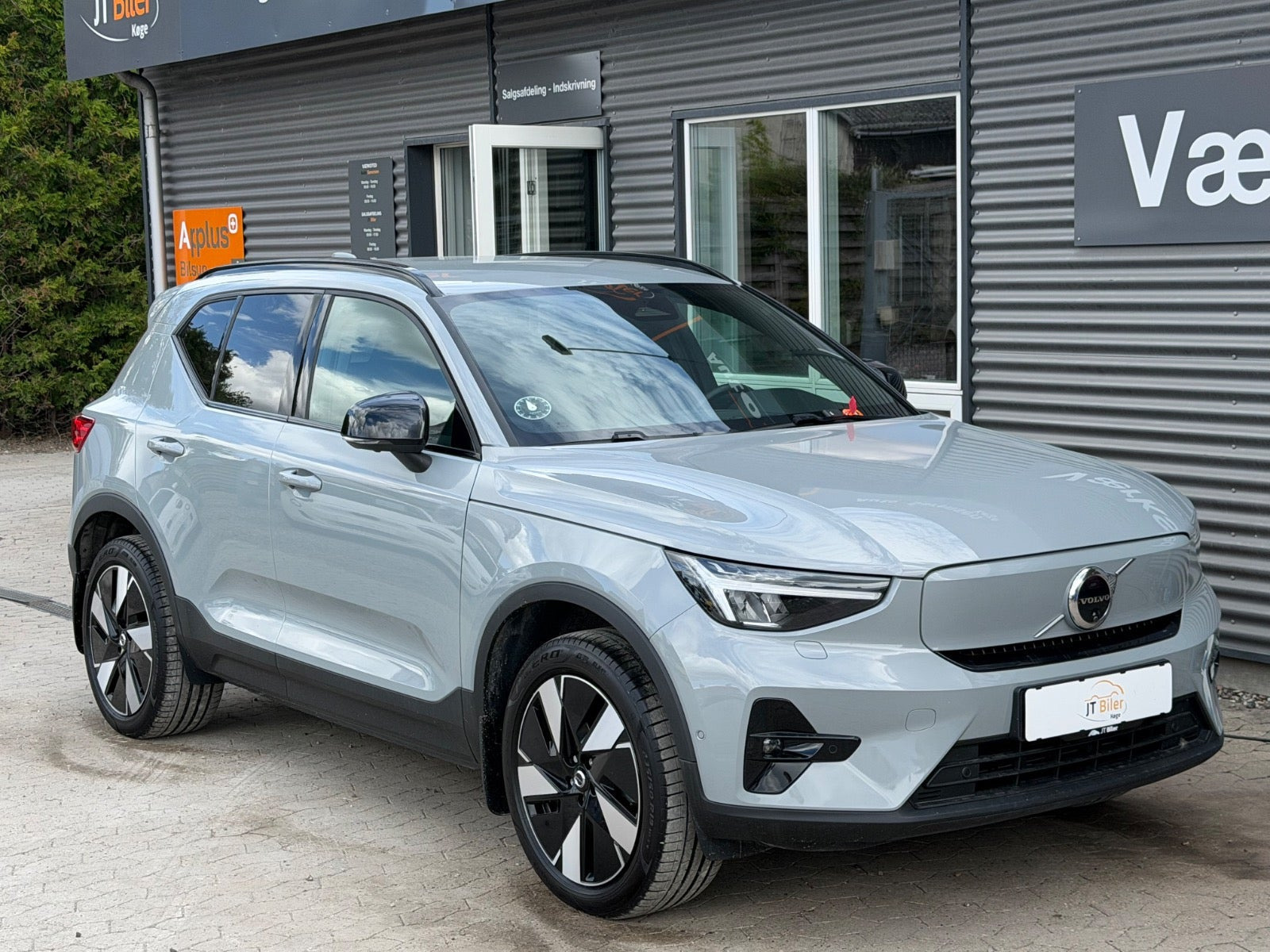 Grå Volvo EX40 fra 2025