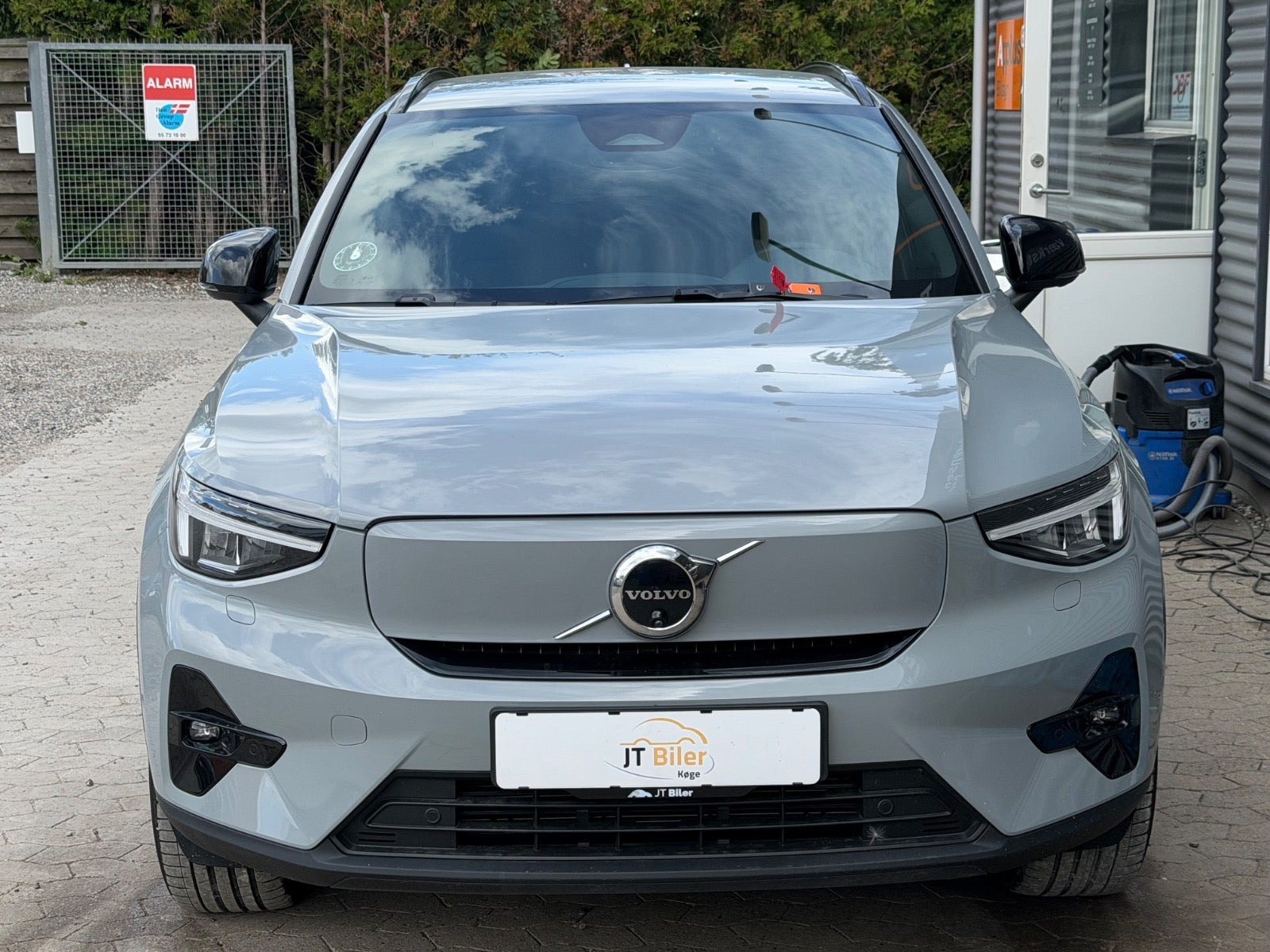 Grå Volvo EX40 fra 2025
