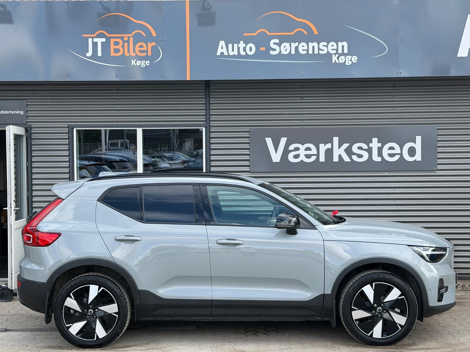 Grå Volvo EX40 fra 2025