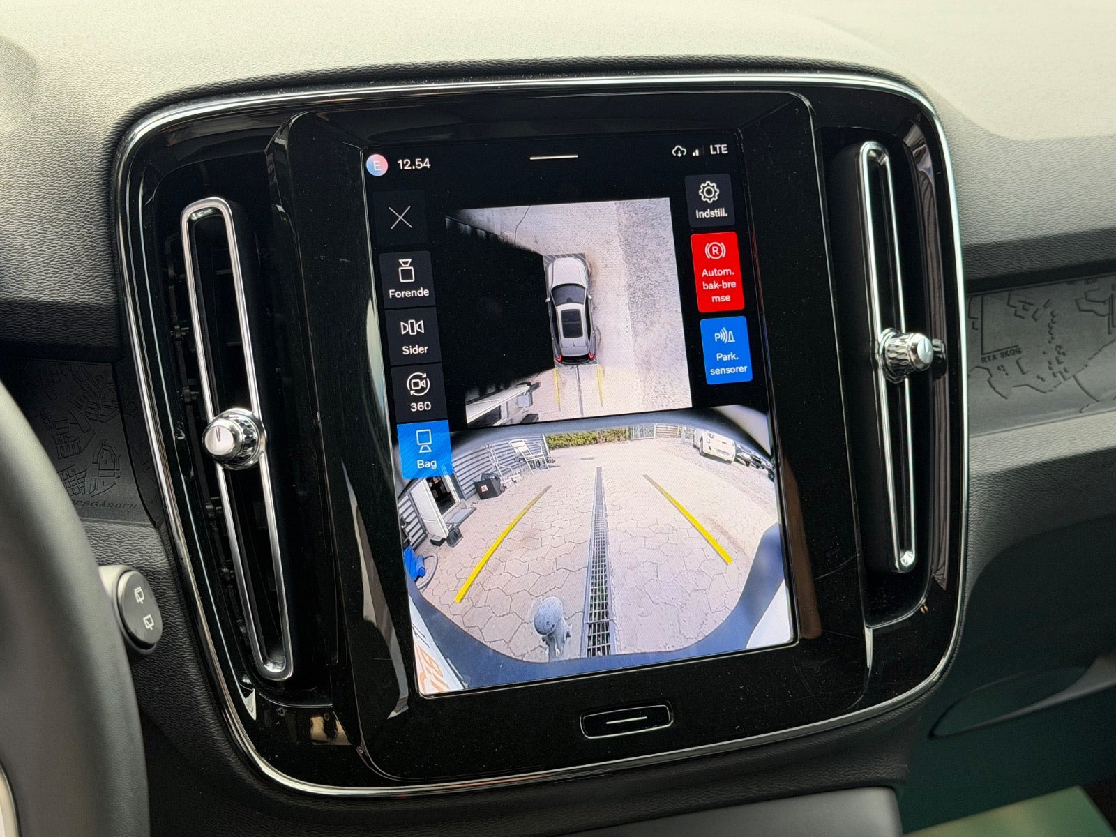 Grå Volvo EX40 fra 2025