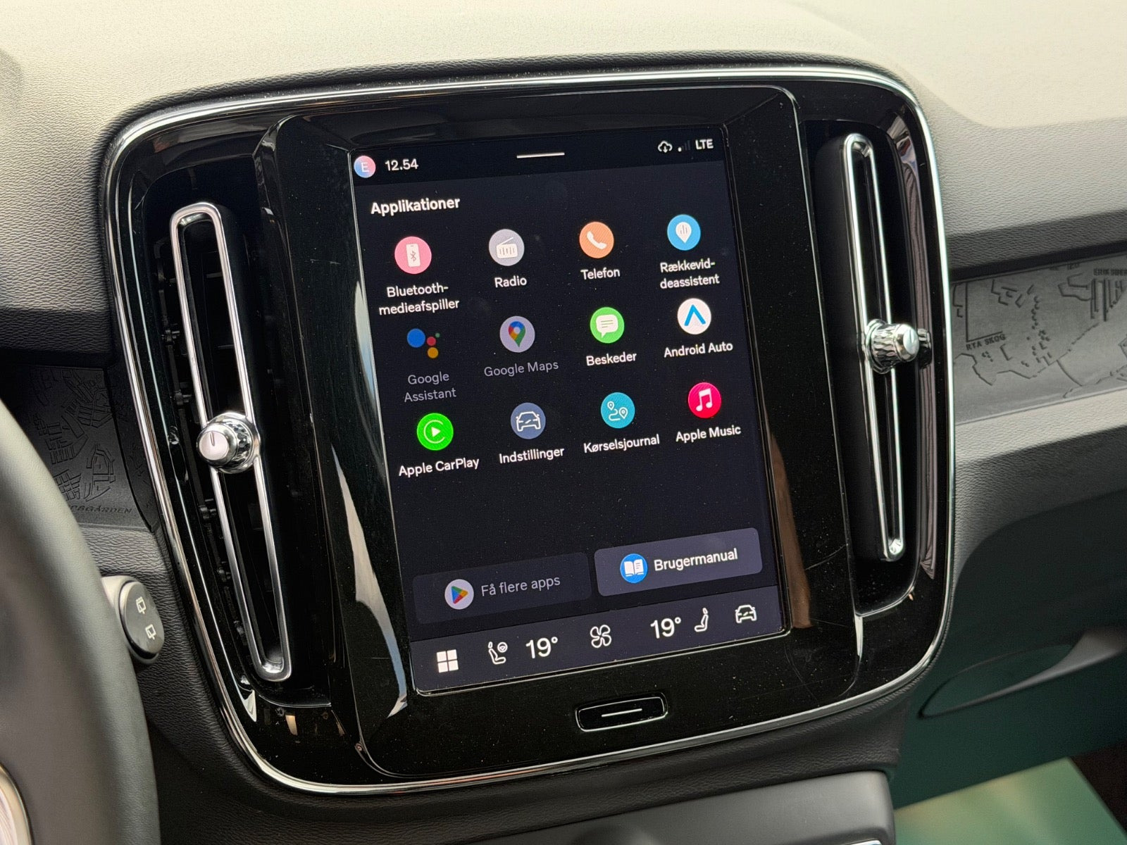 Grå Volvo EX40 fra 2025