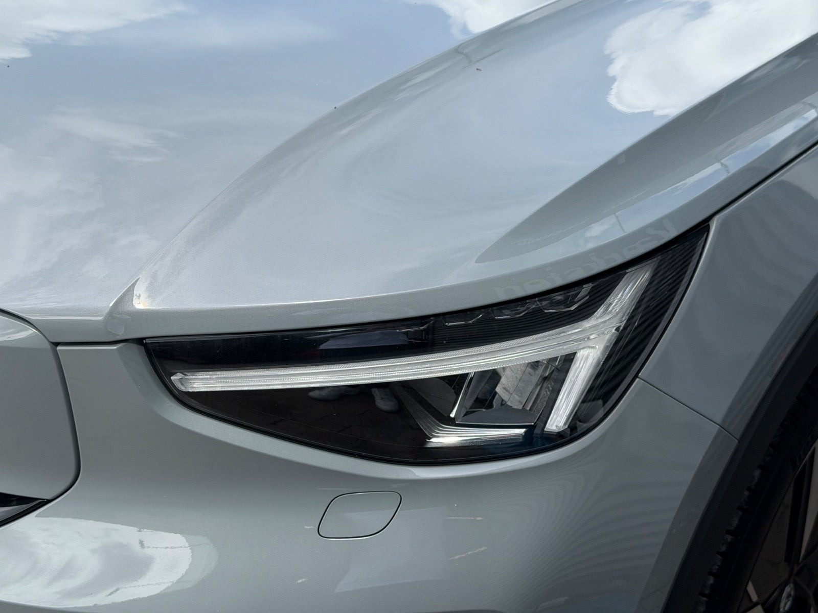 Grå Volvo EX40 fra 2025