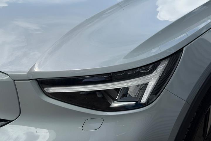 Grå Volvo EX40 fra 2025