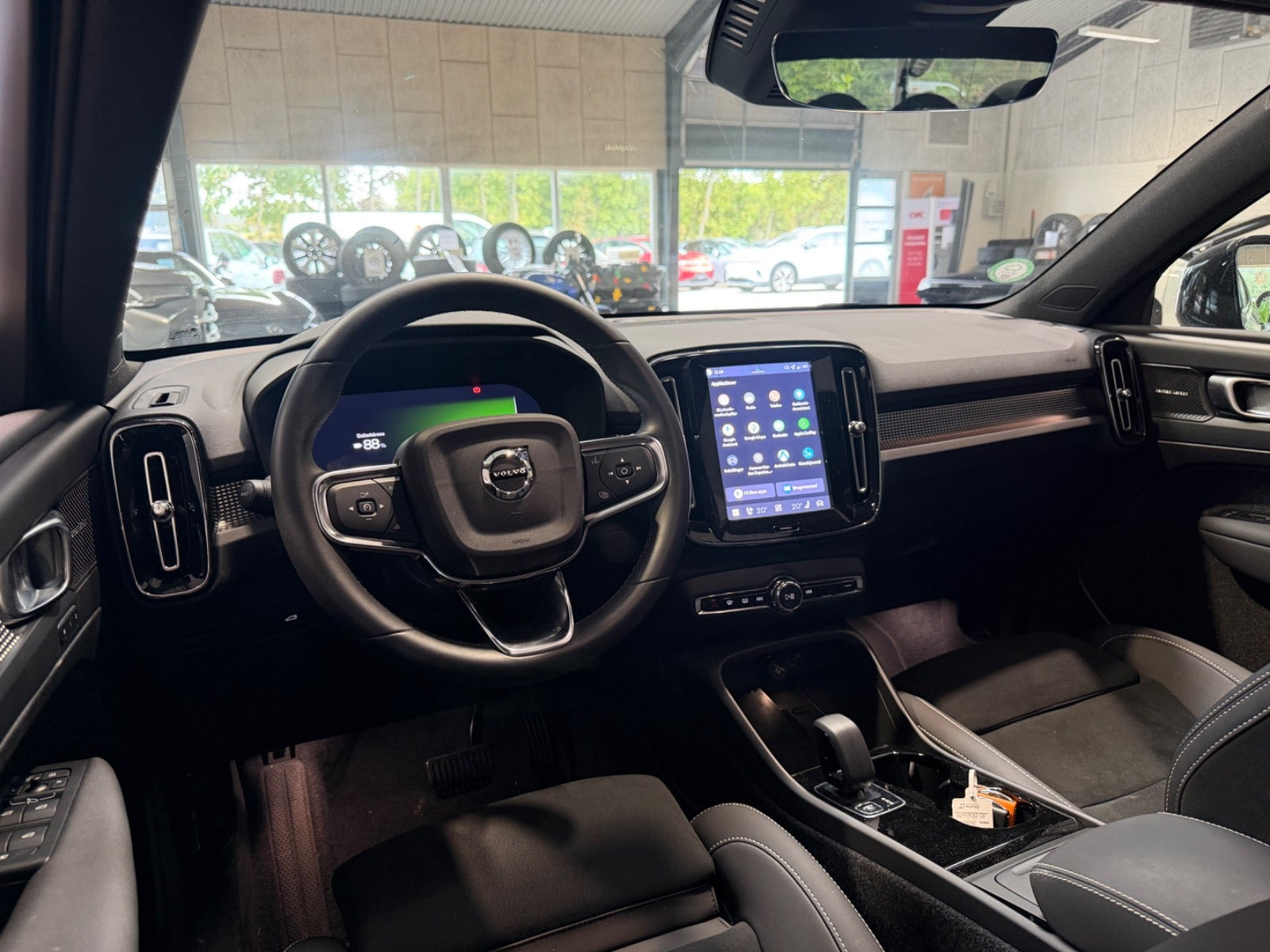 Blå Volvo EX40 fra 2025