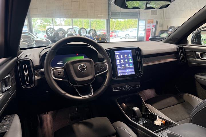 Blå Volvo EX40 fra 2025