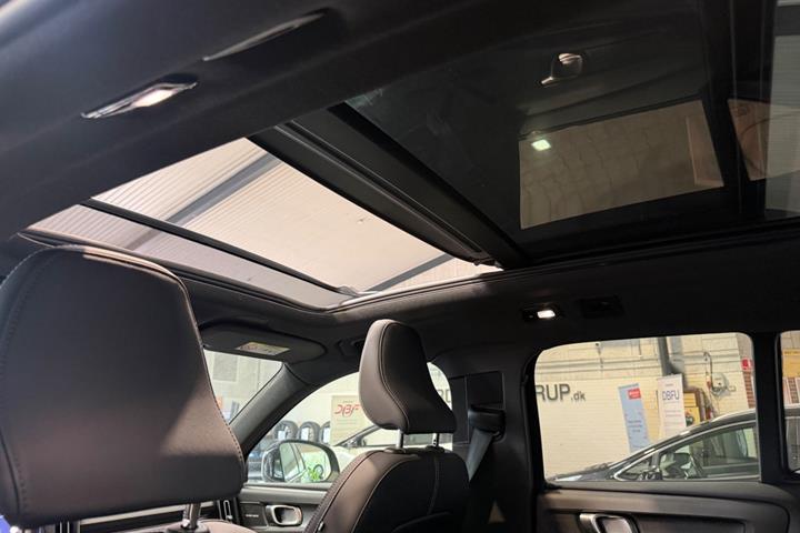 Blå Volvo EX40 fra 2025