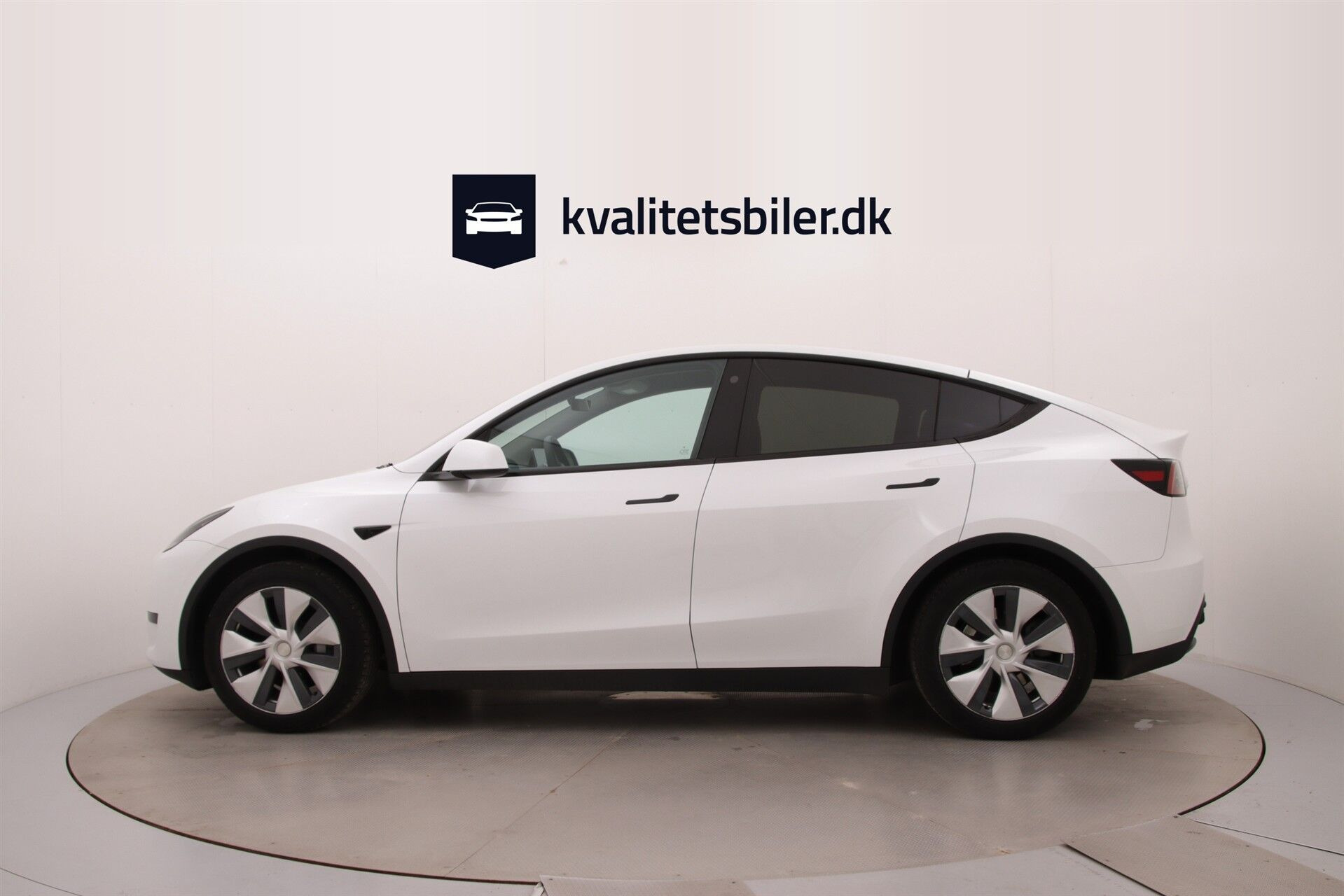 Hvid Tesla Model Y fra 2022