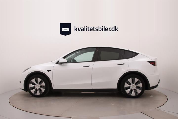 Hvid Tesla Model Y fra 2022