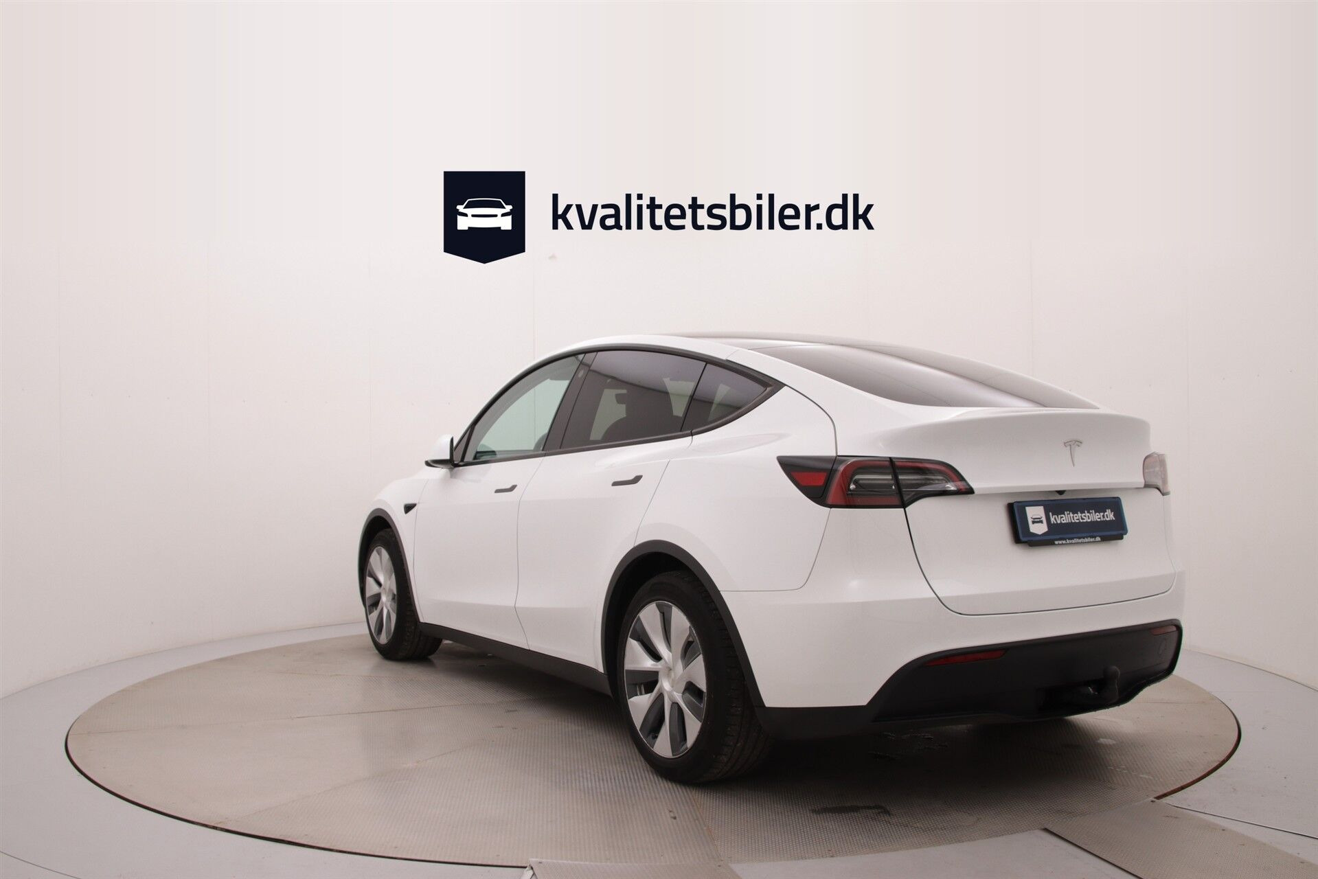 Hvid Tesla Model Y fra 2022