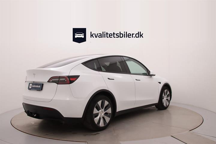 Hvid Tesla Model Y fra 2022