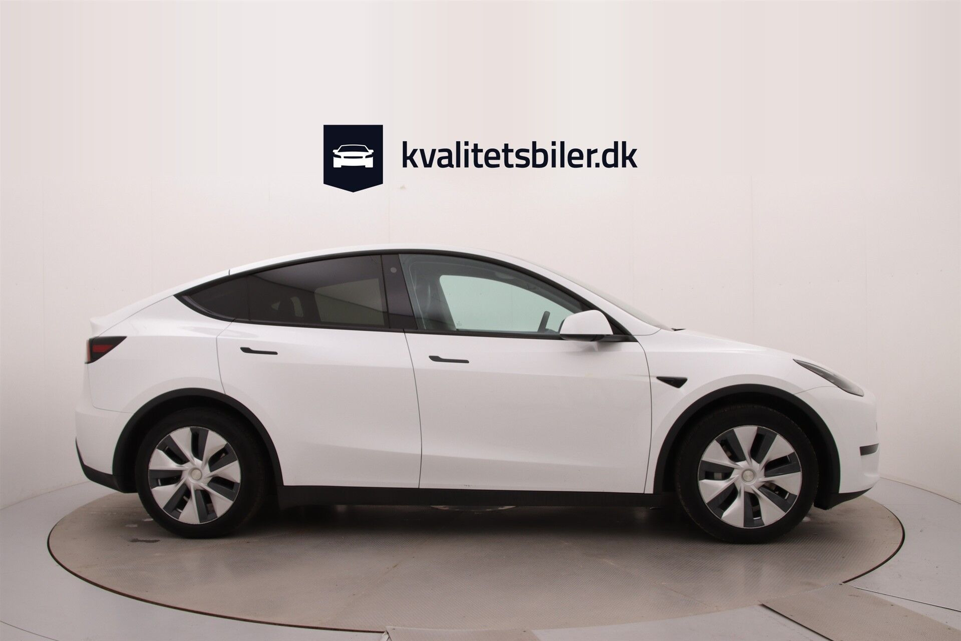 Hvid Tesla Model Y fra 2022