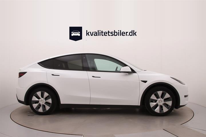 Hvid Tesla Model Y fra 2022
