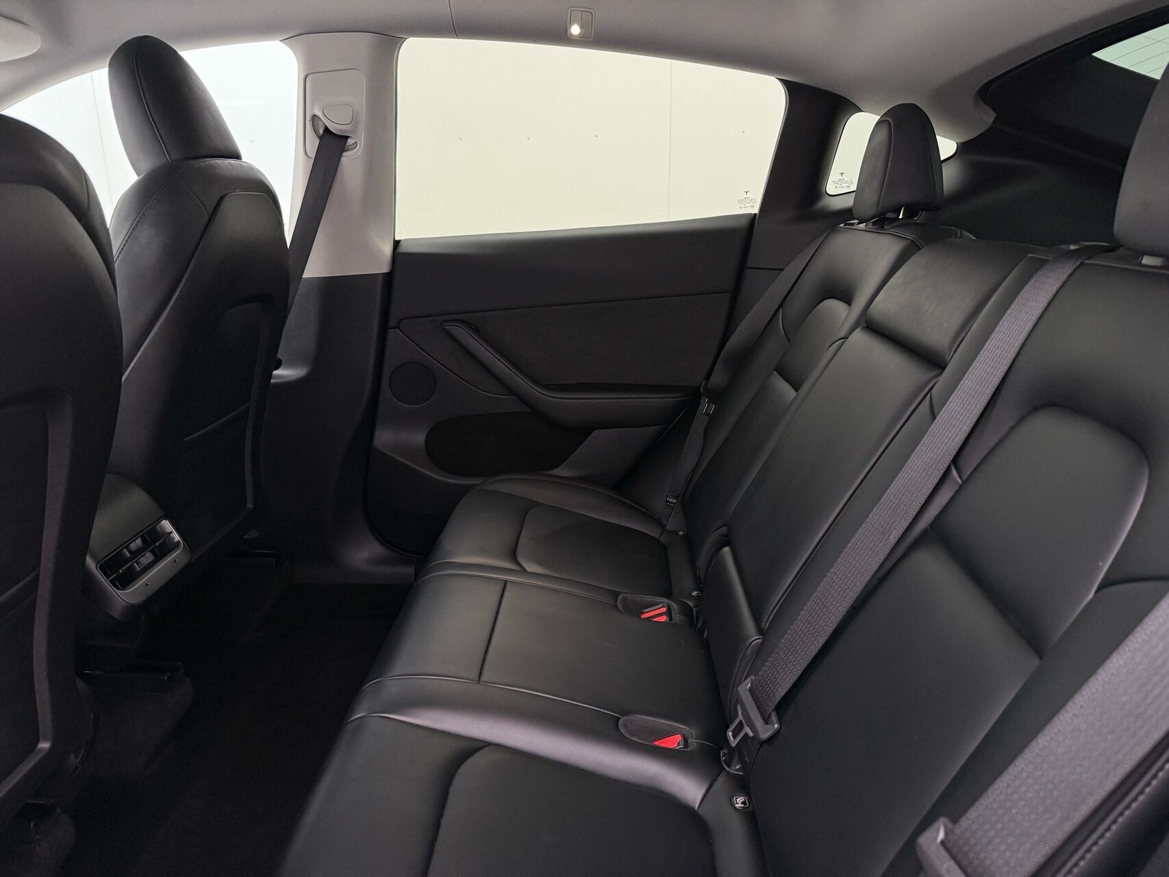 Hvid Tesla Model Y fra 2022