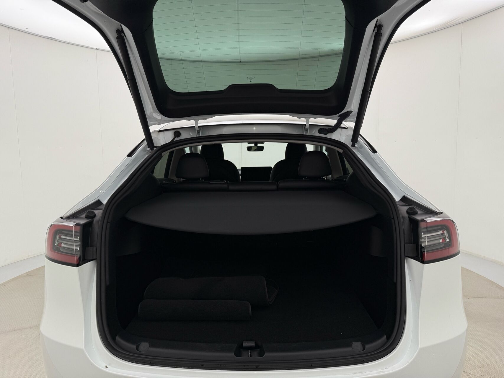 Hvid Tesla Model Y fra 2022