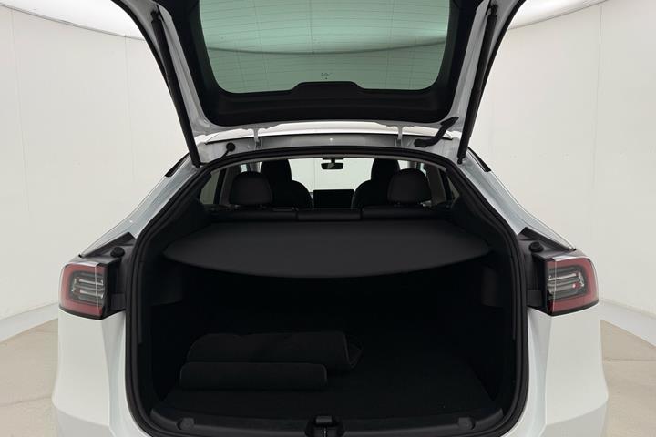 Hvid Tesla Model Y fra 2022
