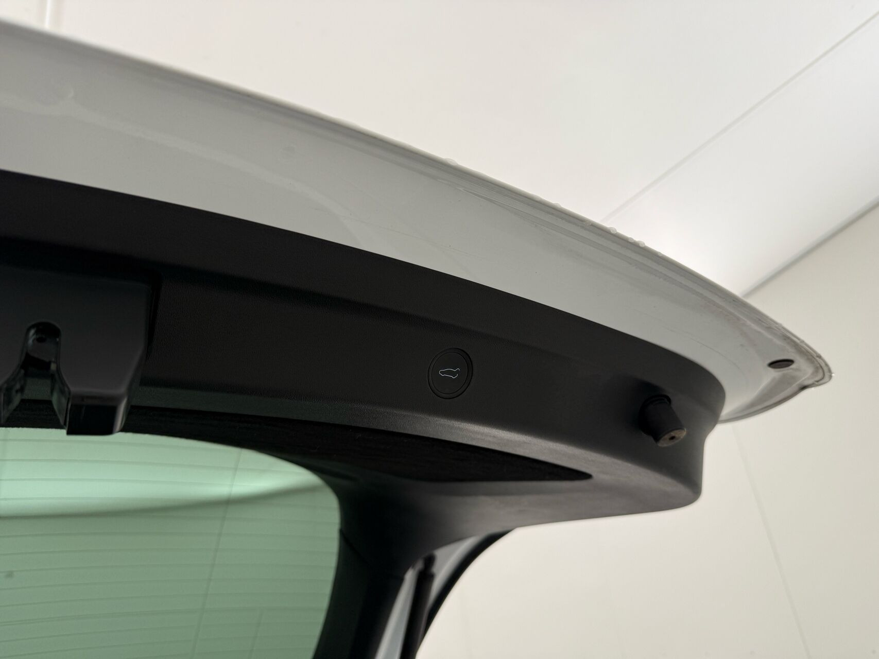 Hvid Tesla Model Y fra 2022