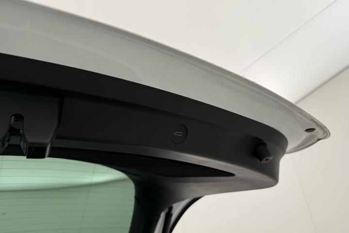 Hvid Tesla Model Y fra 2022
