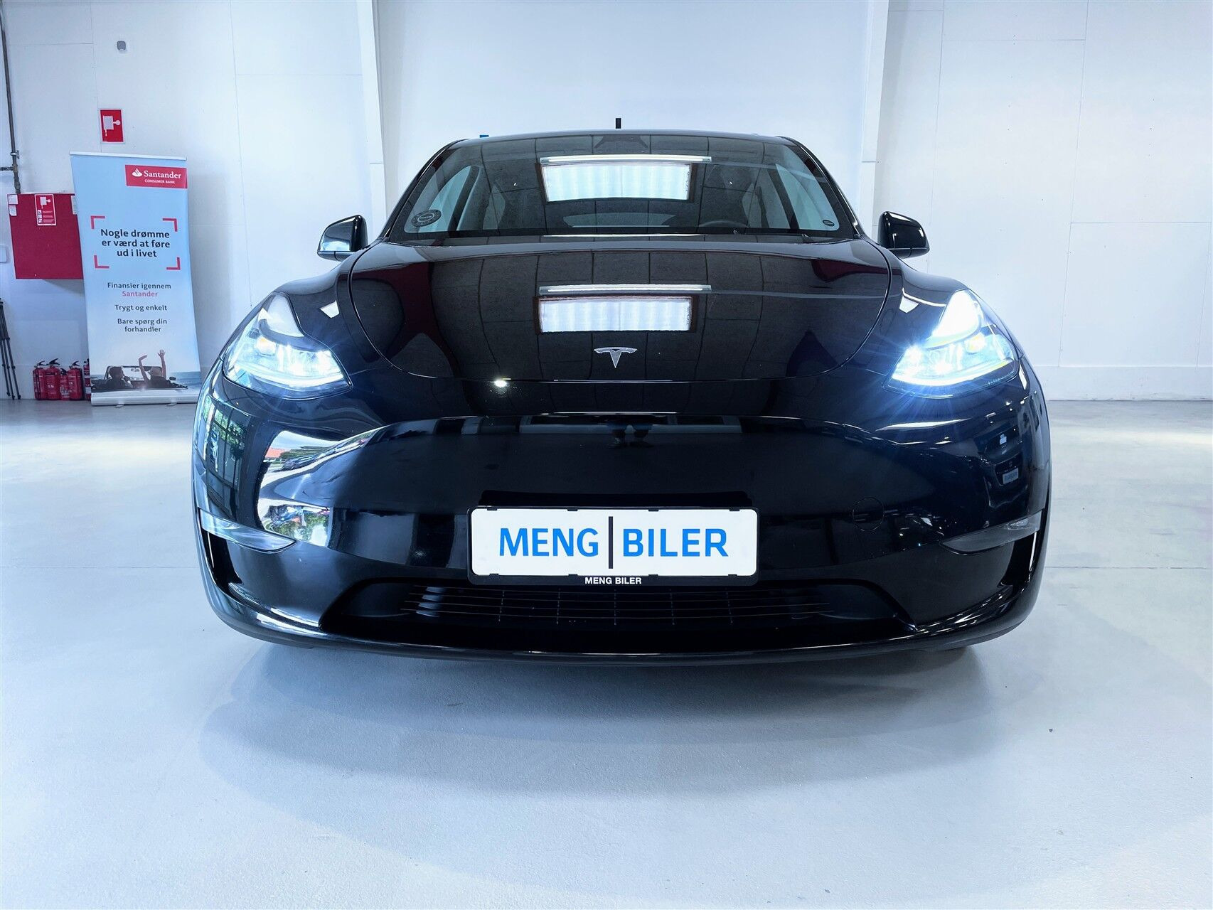Sort Tesla Model Y fra 2023