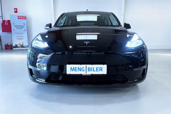 Sort Tesla Model Y fra 2023