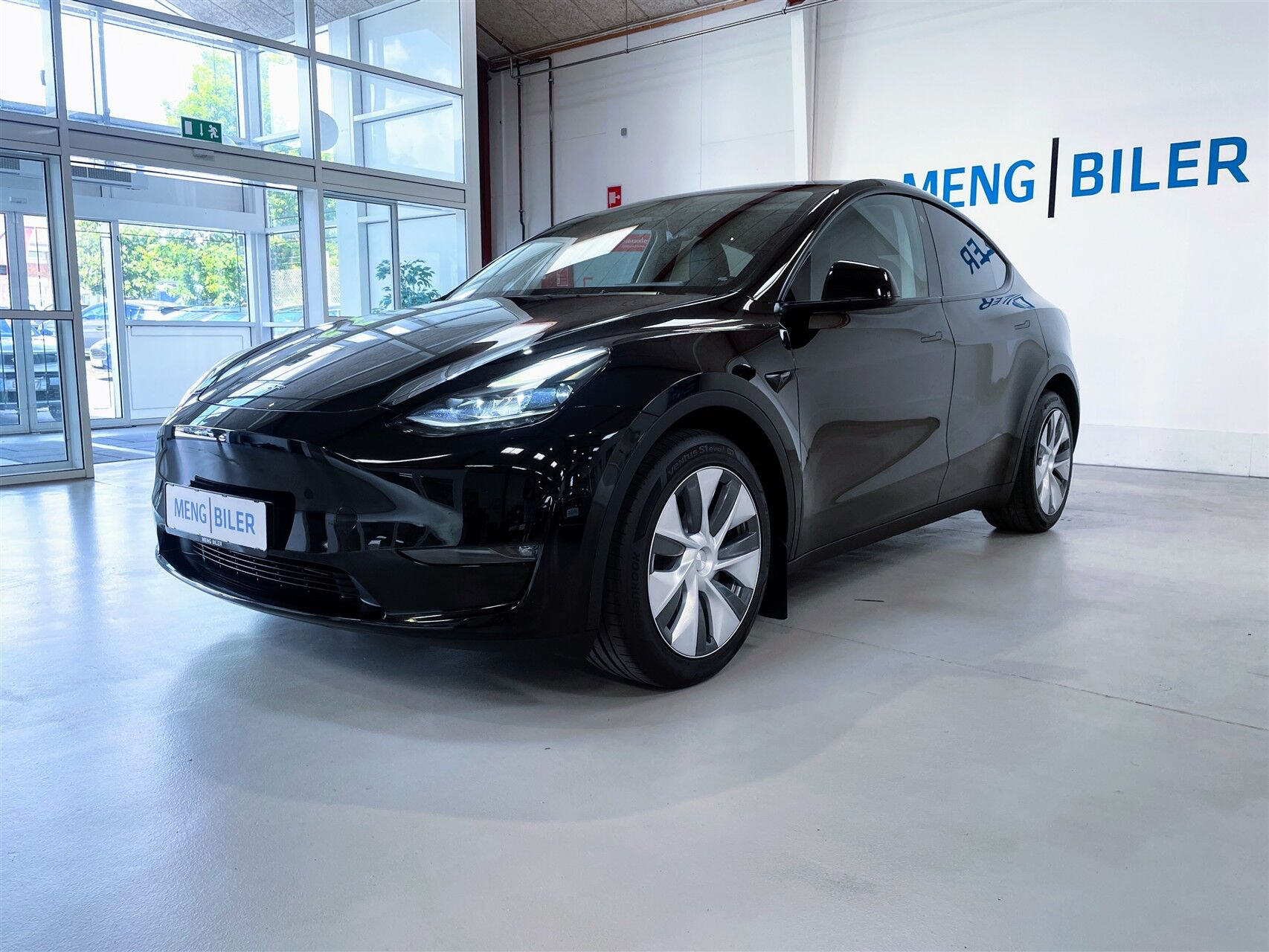 Sort Tesla Model Y fra 2023