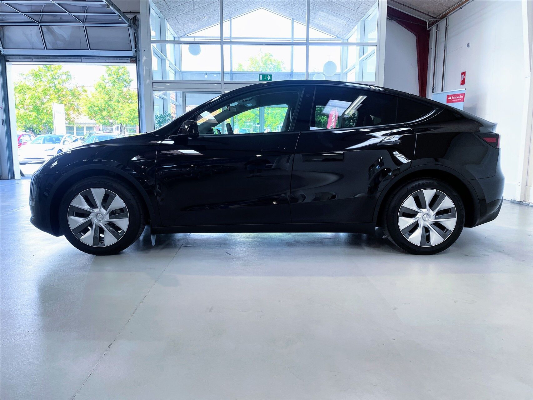 Sort Tesla Model Y fra 2023