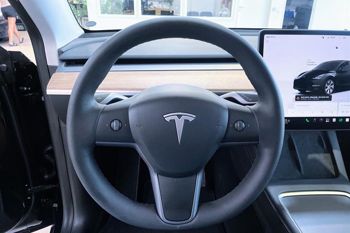 Sort Tesla Model Y fra 2023