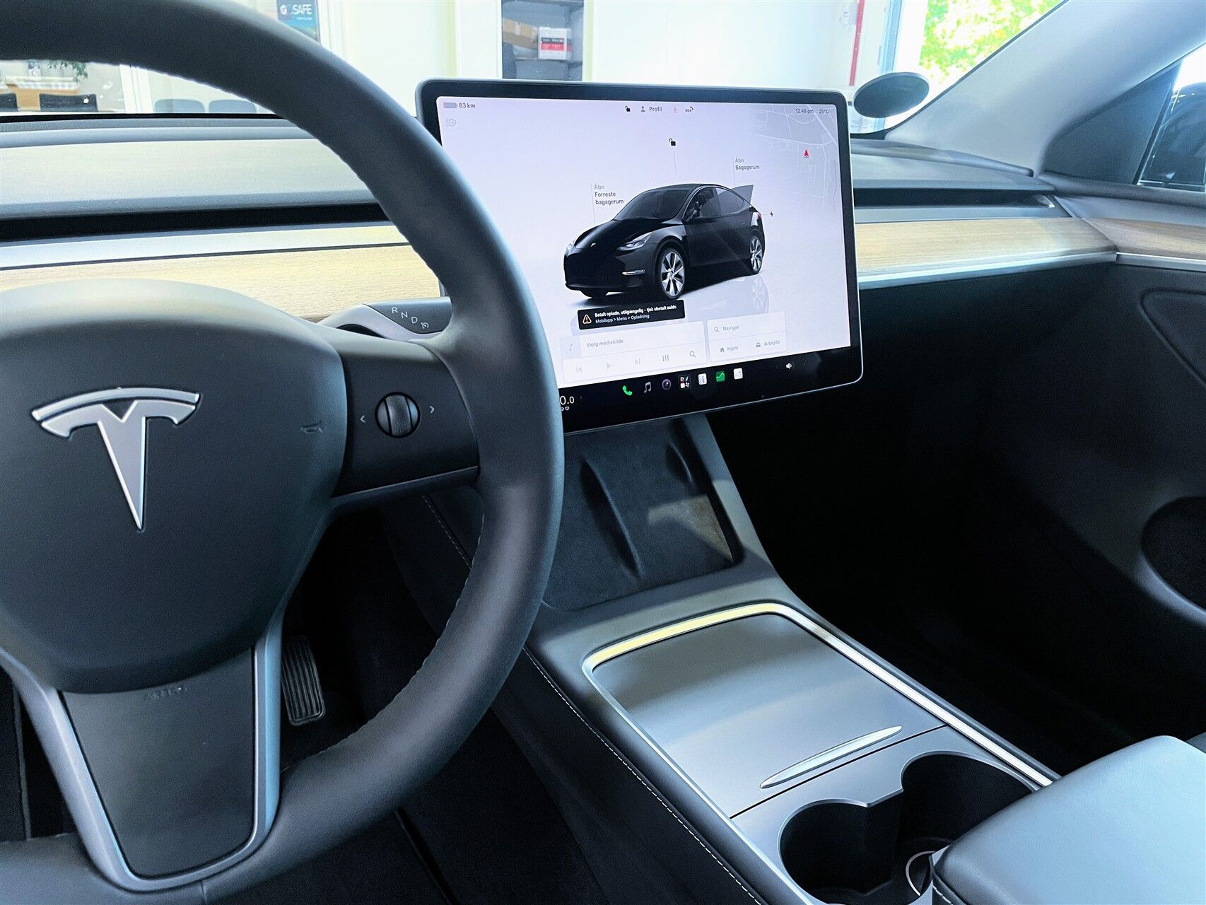Sort Tesla Model Y fra 2023