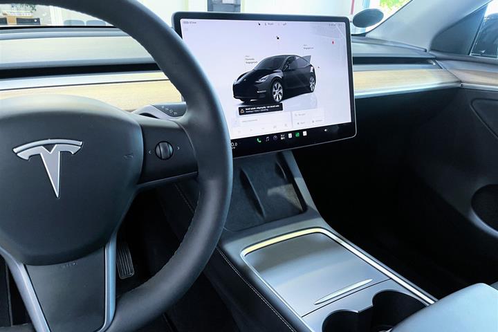 Sort Tesla Model Y fra 2023