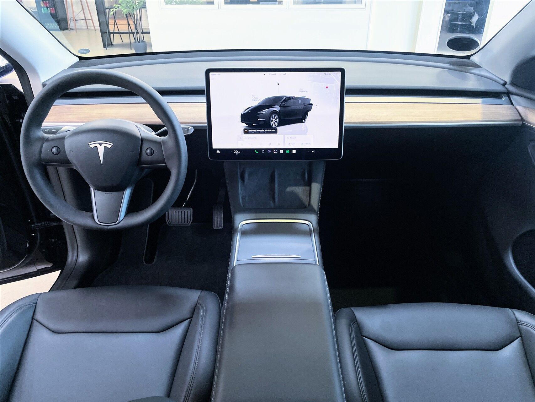 Sort Tesla Model Y fra 2023