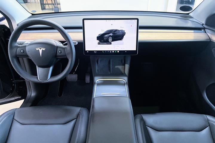 Sort Tesla Model Y fra 2023
