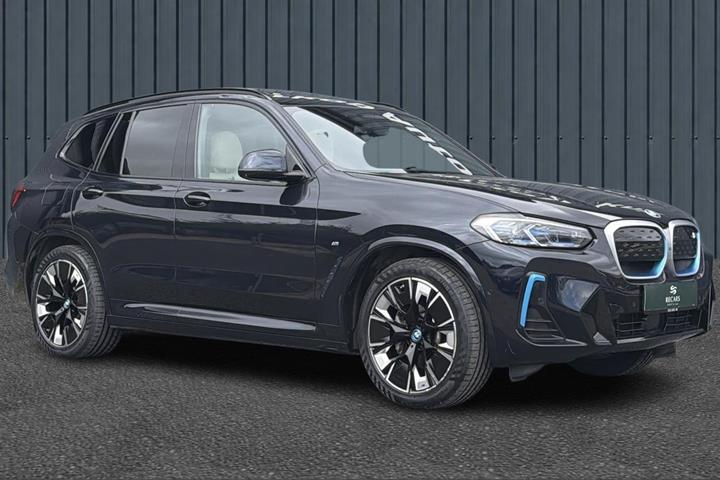 Sort BMW iX3 fra 2022 set udefra