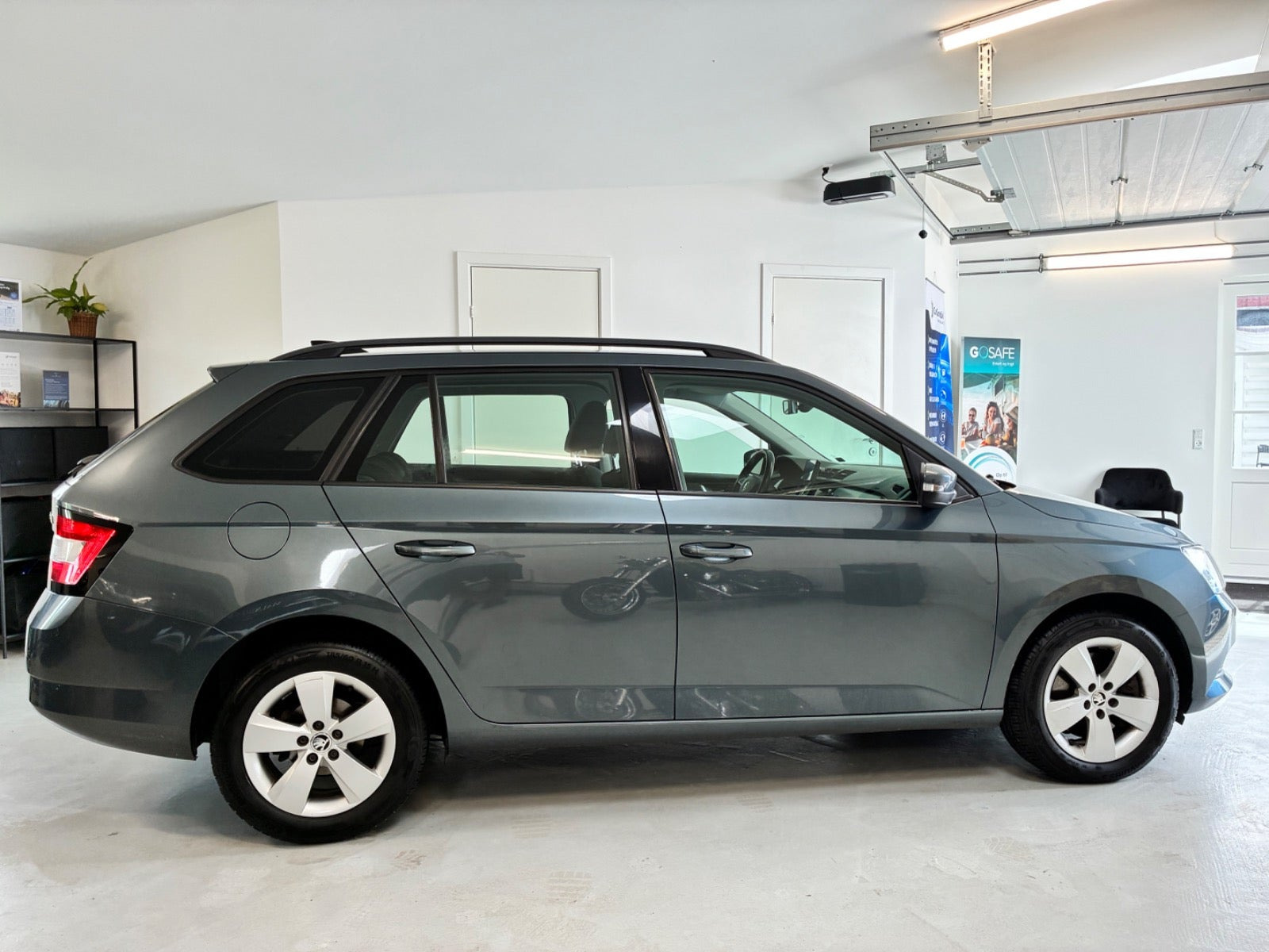 Grå Skoda Fabia fra 2016