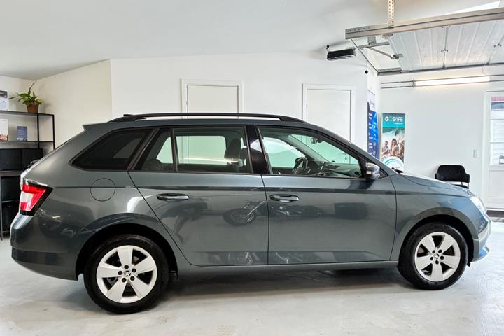 Grå Skoda Fabia fra 2016