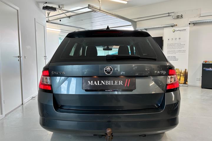 Grå Skoda Fabia fra 2016