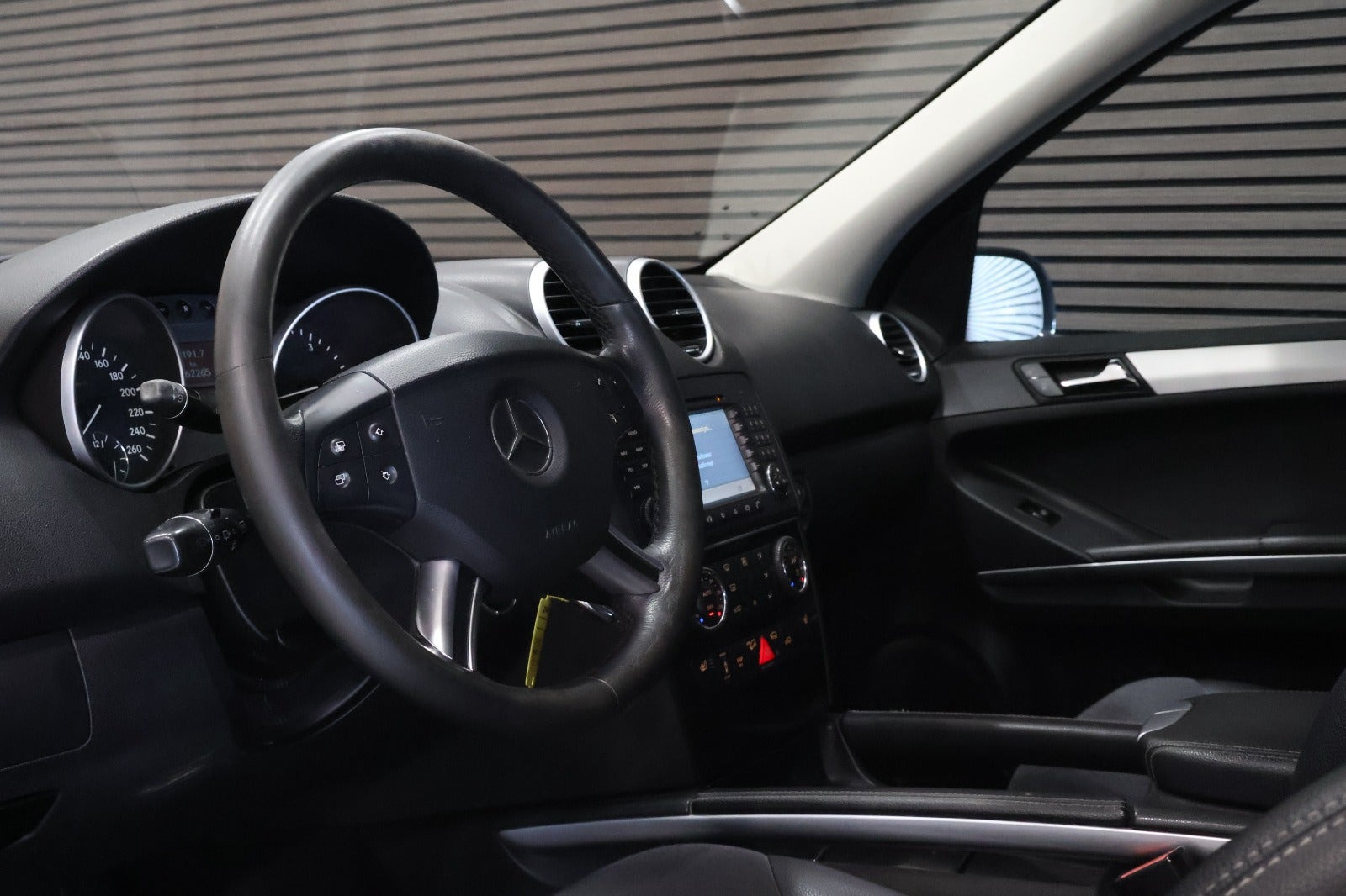 undefined Mercedes ML320 fra 2006 set indefra